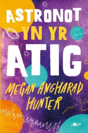 Astronot yn yr atig